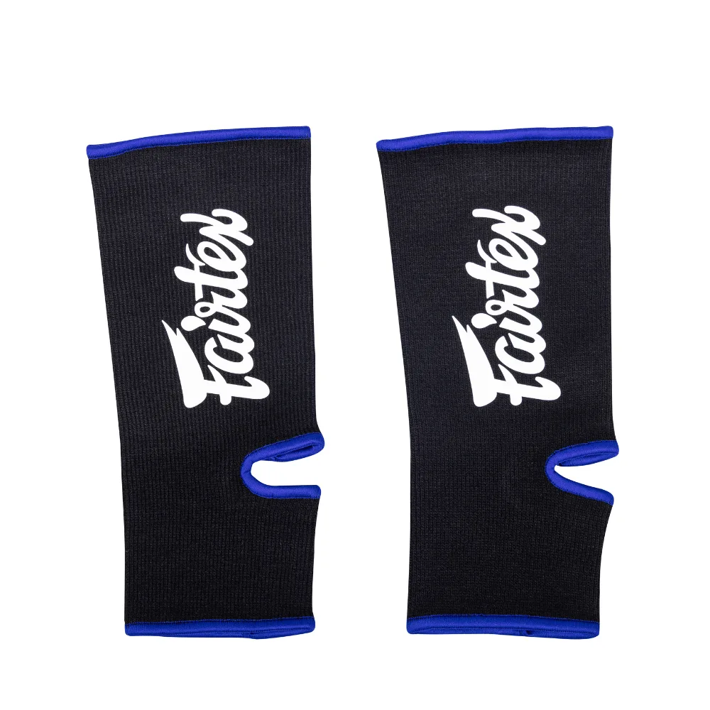 Fairtex Ankle Support AS3 в черно и синьо, показан отпред, подчертаващ дизайна и комбинацията от цветове.
