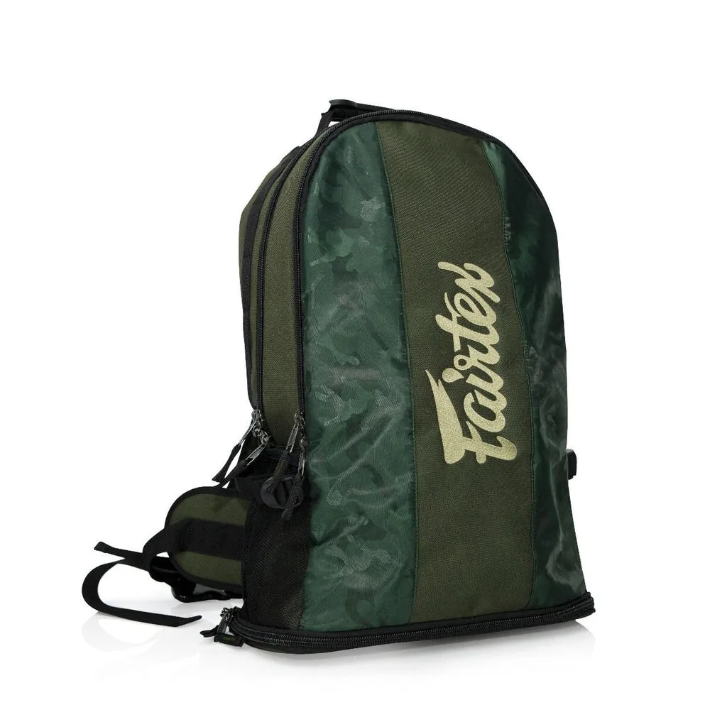 Fairtex раница в зелен цвят, поставена на земята, показваща предната част и страничните джобове.