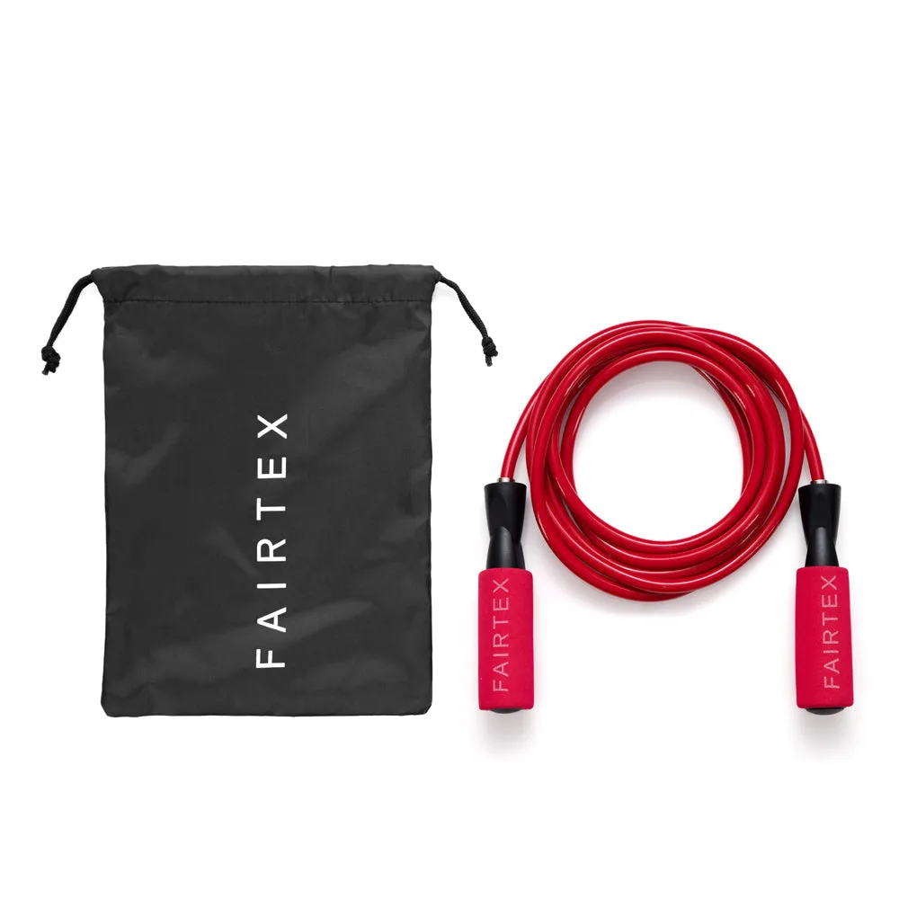 Червено въже за скачане Fairtex ROPE3 със сачмени лагери, поставено на бял фон, показващо дръжките и PVC въжето.