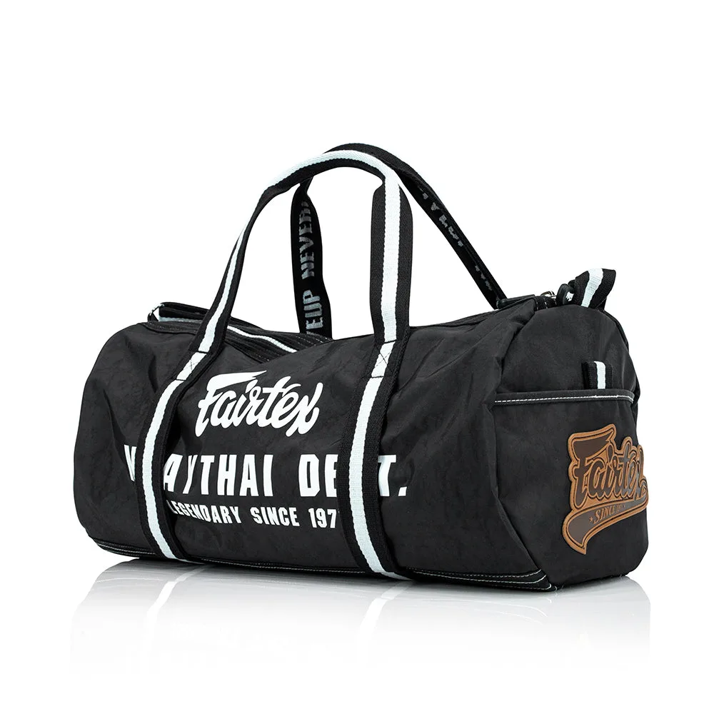 Fairtex Barrel Bag в черен цвят, показана отпред, с ясно видими ципове и дръжки, върху светъл фон.