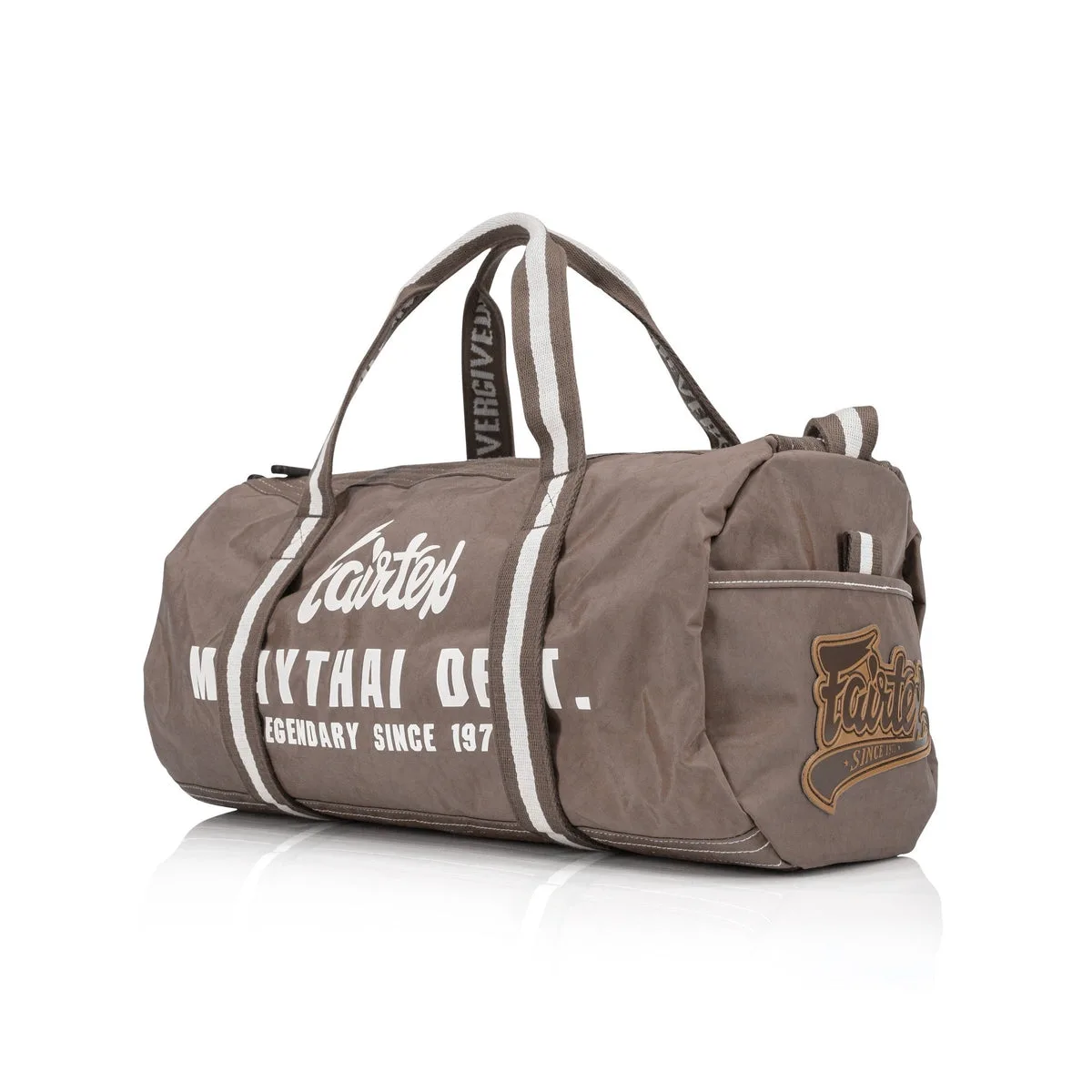 Fairtex Barrel Bag Khaki – страничен изглед на спортен сак в цвят каки, с логото на Fairtex
