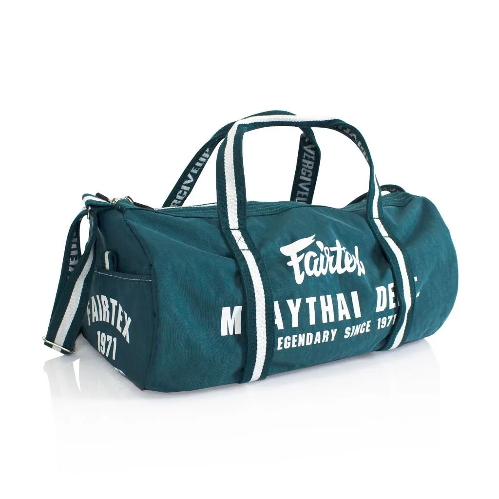 Fairtex Barrel Bag в цвят Pacific Green, сниман фронтално, показващ цилиндрична форма и логото на Fairtex