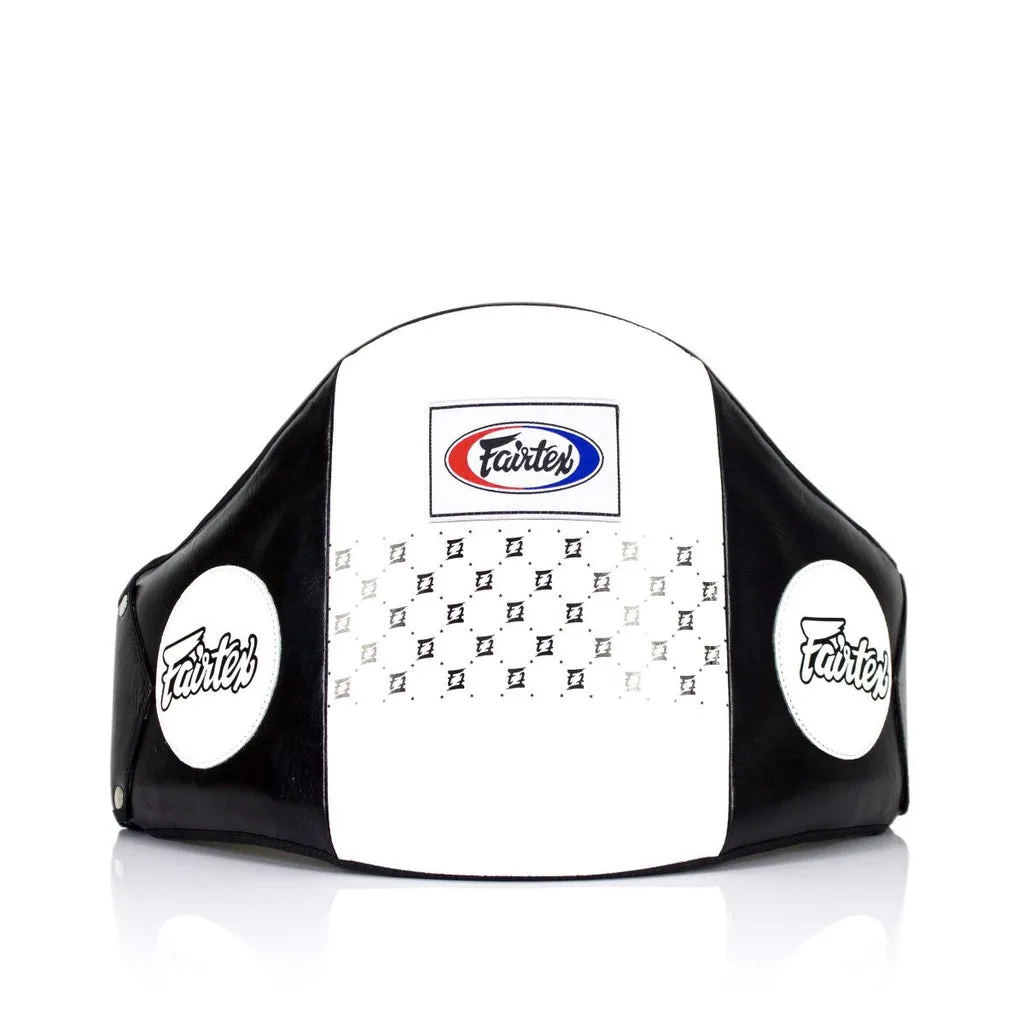Бял коремник Fairtex BPV1 за треньори, с две черни целеви точки и лого на Fairtex, показан отпред