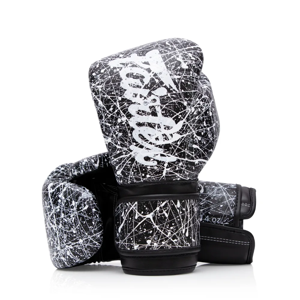 Чифт боксови ръкавици Fairtex BGV14 Microfiber Art Collections в черно и бяло „Painter“, показващи уникалния дизайн с пръски боя.