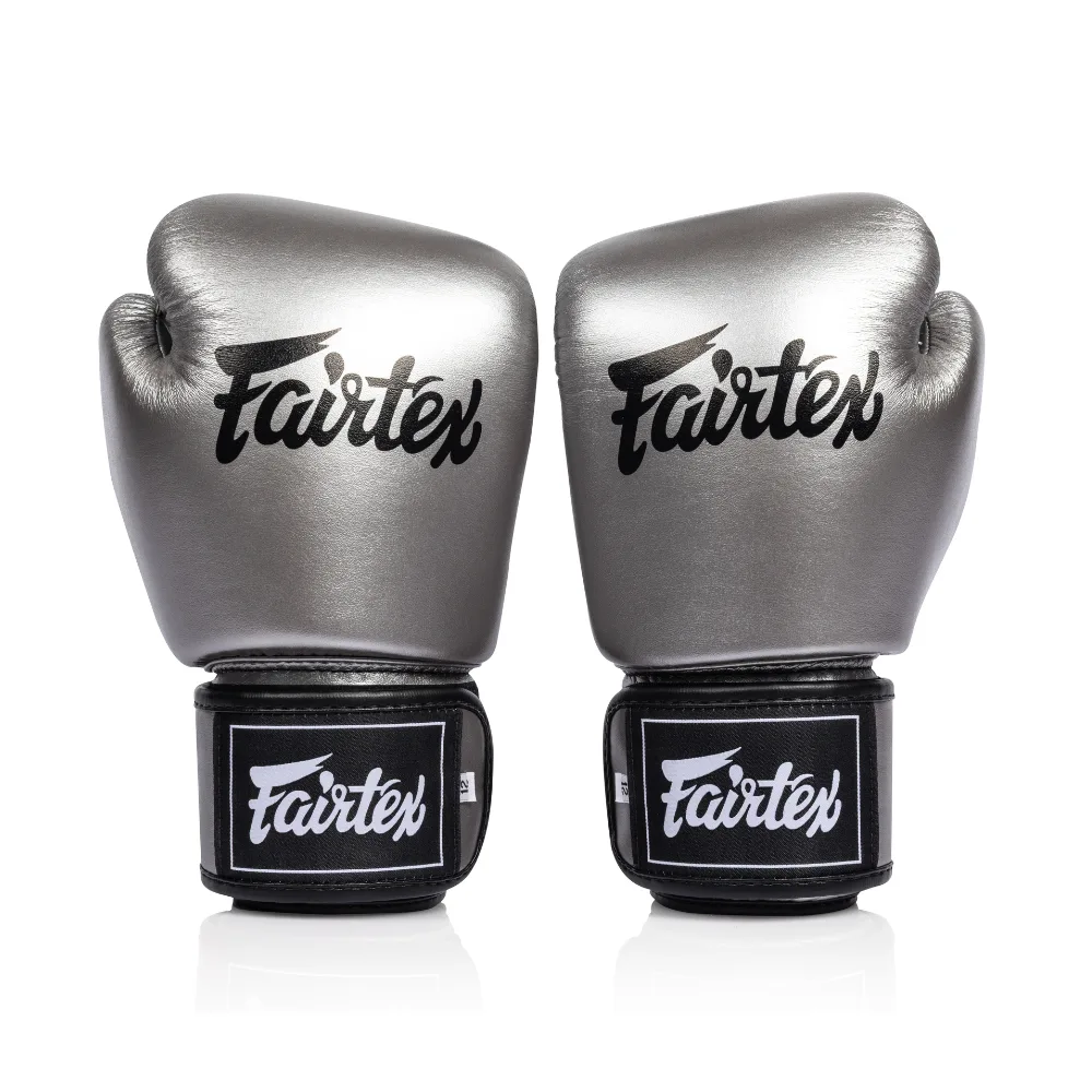 Боксови ръкавици Fairtex BGV1C-PLUS в цвят Gun Metallic, с логото на Fairtex на китката.