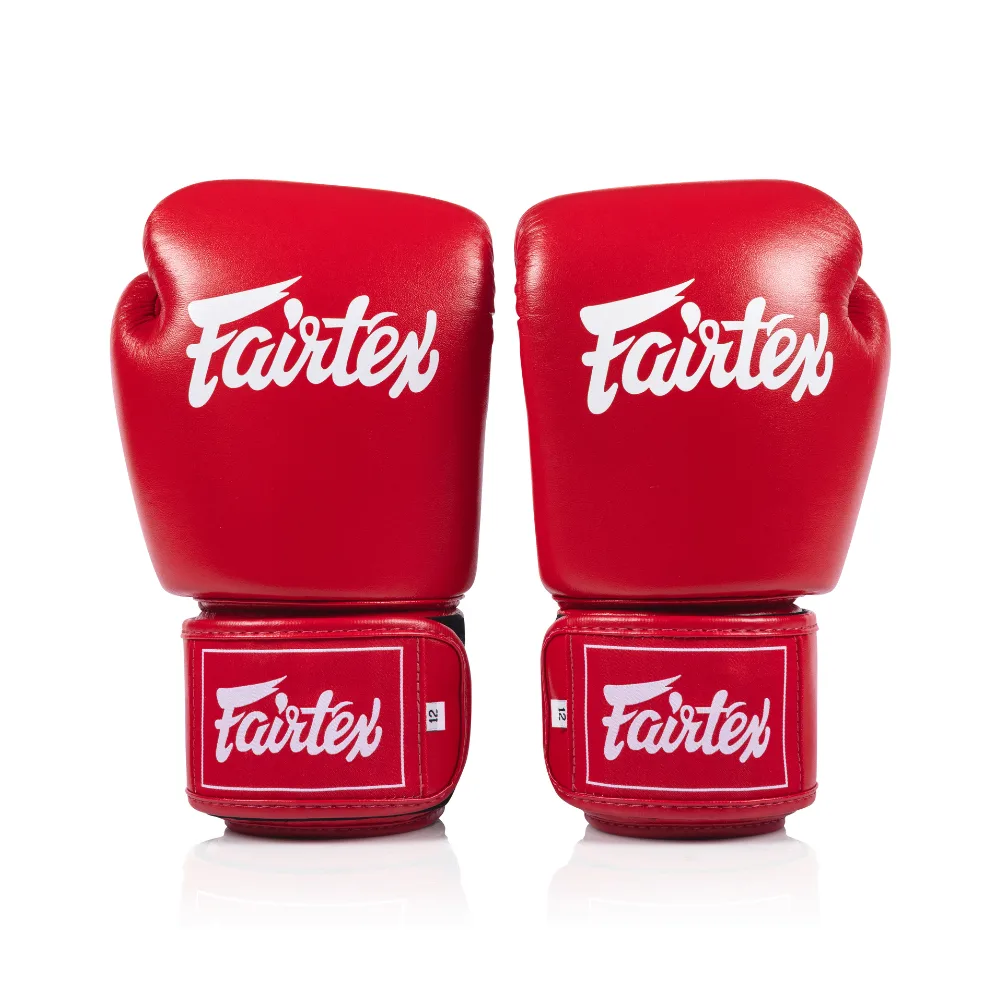 Червени боксови ръкавици Fairtex BGV1C-PLUS, показани отпред, с логото на Fairtex ясно видимо.