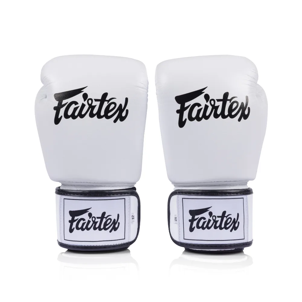 Бели боксови ръкавици Fairtex BGV1C-PLUS, изглед отпред, с логото на Fairtex и велкро закопчаване