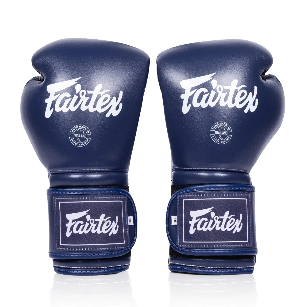 Сини боксови ръкавици Fairtex BGV9C-Plus Mexican Style, изработени от микрофибър, с видим дълъг маншет за стабилност на китката.