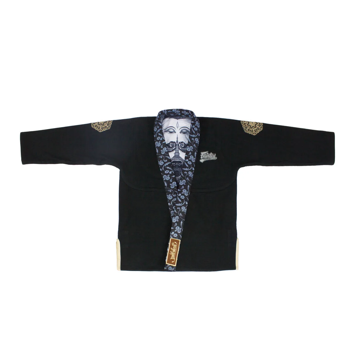 Черен BJJ Gi Fairtex Treeburam Limited Edition с червени акценти и тайландски мотиви, показан с панталон и яке