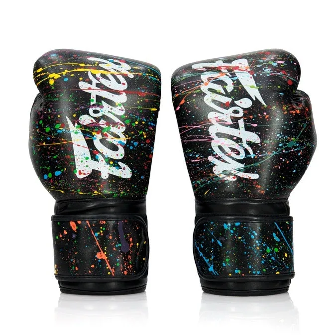 Боксови ръкавици Fairtex Art Collection BGV14 в уникален черен дизайн с цветни пръски, показани отпред