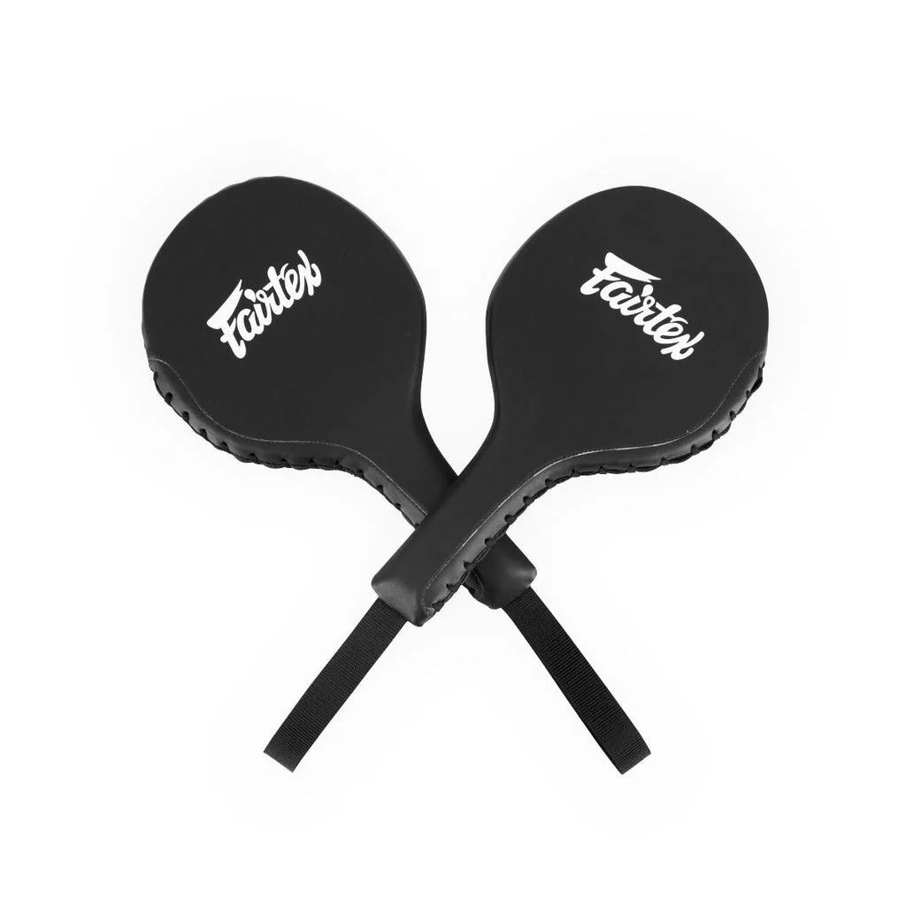 Черни боксови лапи Fairtex BXP1, показани в изправено положение, с акцент върху дизайна и дръжката.