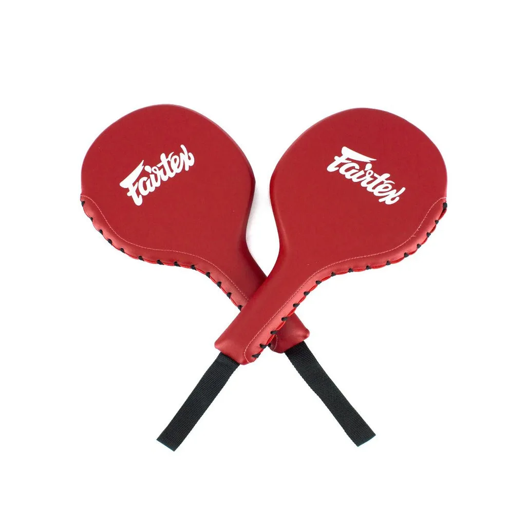 Червени боксови лапи Fairtex BXP1 с марката Fairtex, предназначени за тренировка на прецизност и скорост, на бял фон