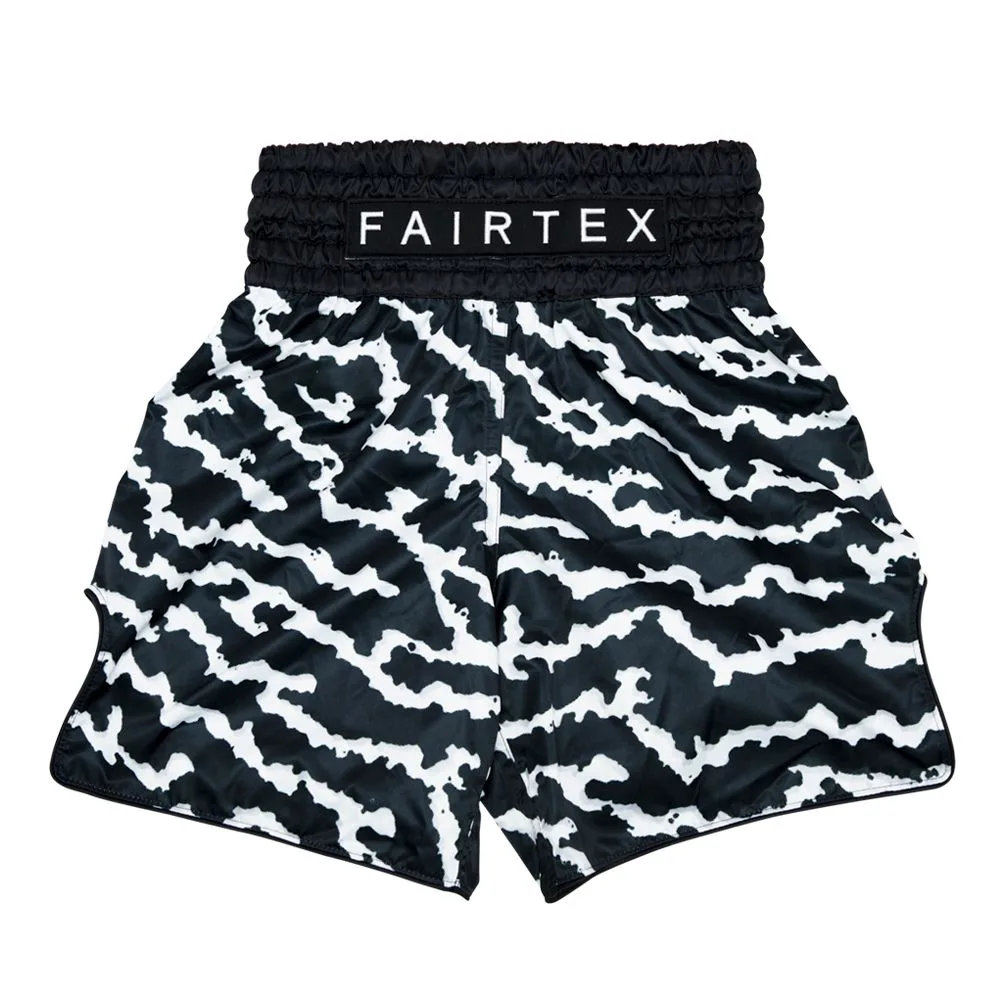 Fairtex Boxing Trunks Crack BT2004 Black/White – страничен изглед, показващ кантовете по крачолите и свободната кройка