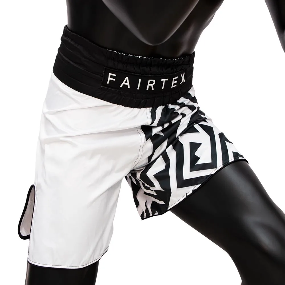 Заден изглед на Fairtex Boxing Trunks Monochrome BT2003 в бяло/черно