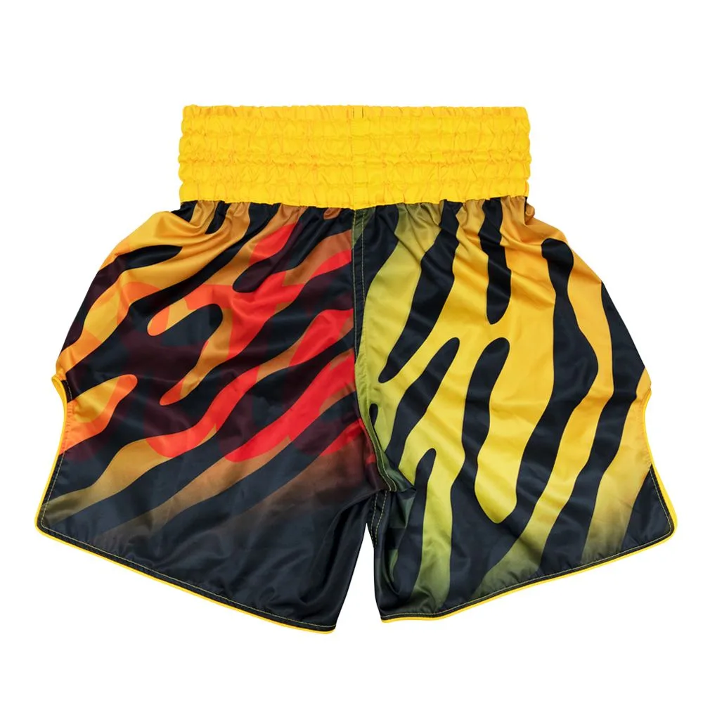 Детайлен изглед на жълтия колан и логото на Fairtex върху шортите Tiger BT2002