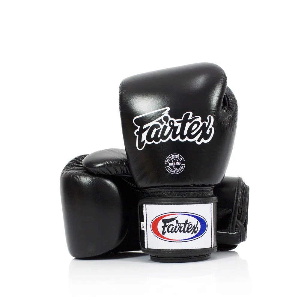 Черни боксови ръкавици Fairtex BGV1 с акцент върху вентилационните отвори на дланта