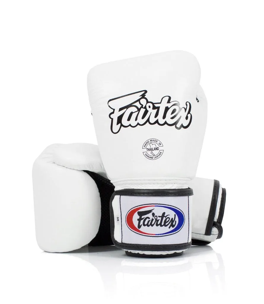 Бели боксови ръкавици Fairtex BGV1 с подобрена вентилация, изработени от естествена кожа, показани отпред