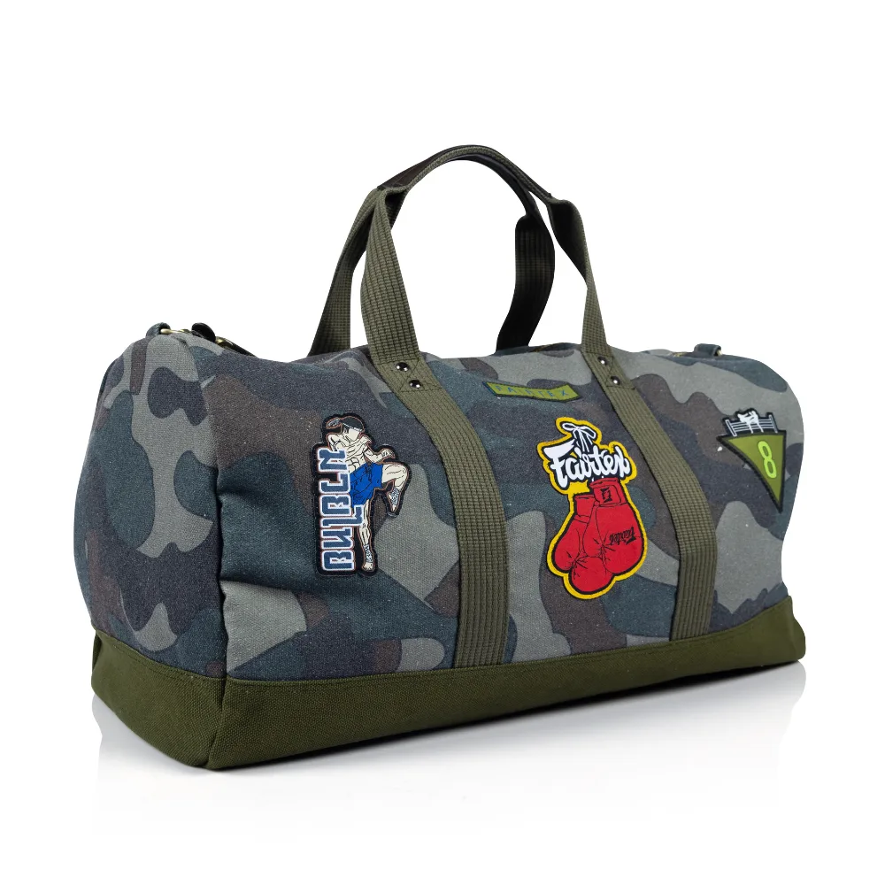 Fairtex Camo Duffel Bag - сак за екипировка с камуфлажен принт, поставен на пода, с логото на Fairtex ясно видимо