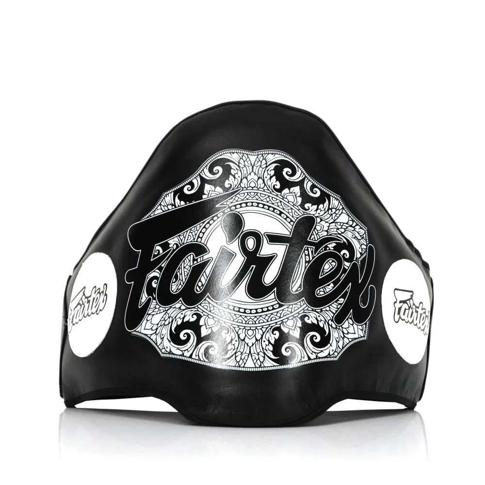 Fairtex Champion Belt Lightweight Belly Pad BPV2 в черен цвят, показан отпред, подчертаващ компактния си дизайн и защитна структура.