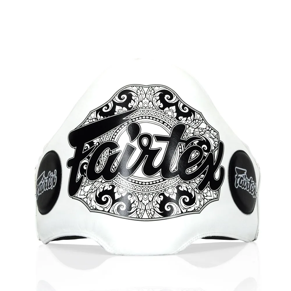 Fairtex Champion Belt Lightweight Belly Pad BPV2 – Бял коремен протектор на бял фон, показващ предната част с логото на Fairtex.