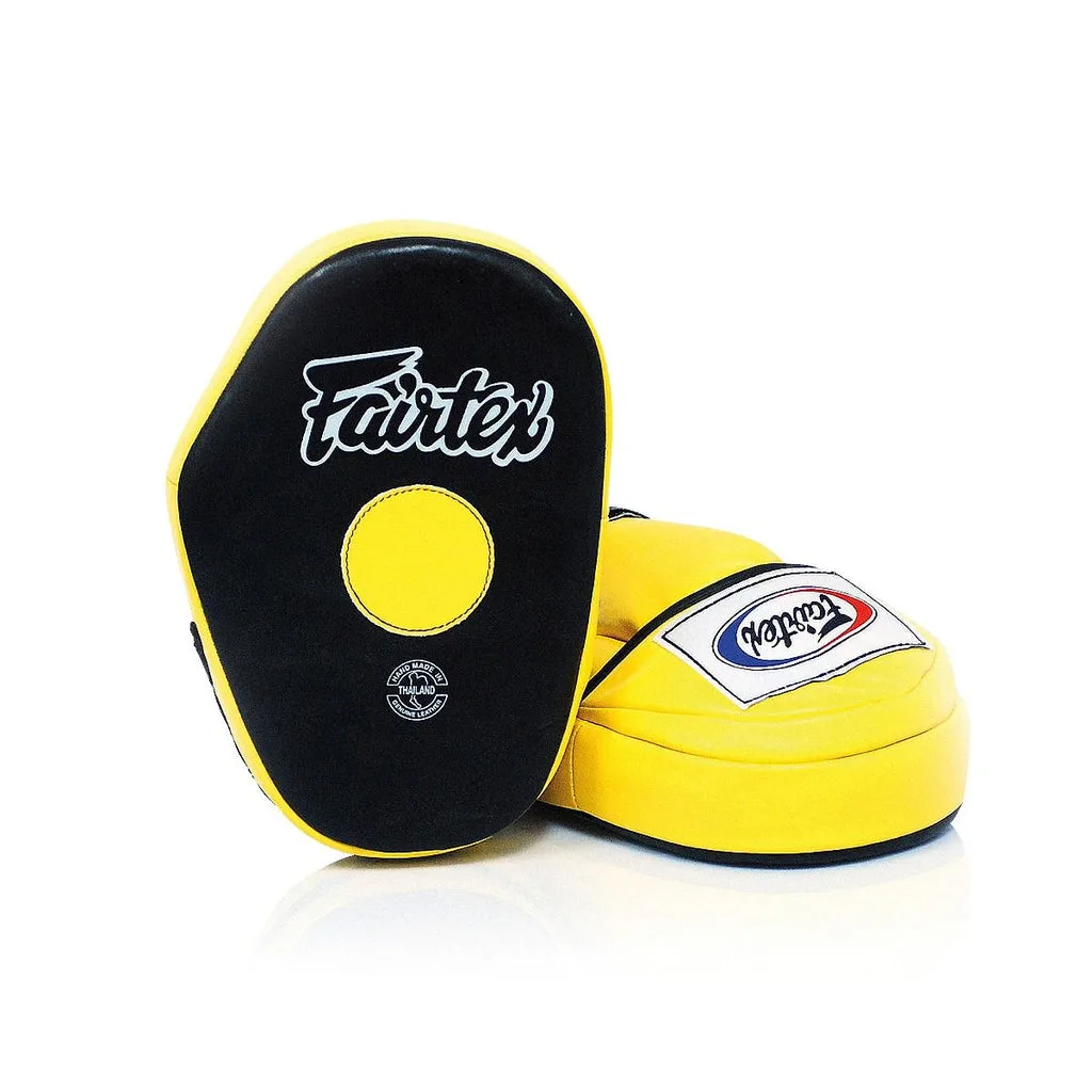 Fairtex Classic Pro Focus Mitts FMV10 в черно и жълто, поставени едно до друго, показващи предната и страничната част.