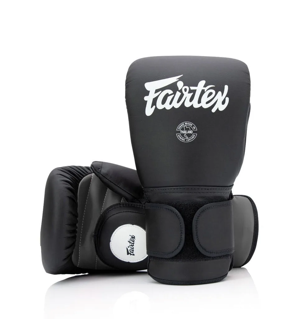 Черни хибридни ръкавици Fairtex Coach Sparring Gloves BGV13, показани отпред, с отворена длан, подчертаваща подплатата и логото на Fairtex.