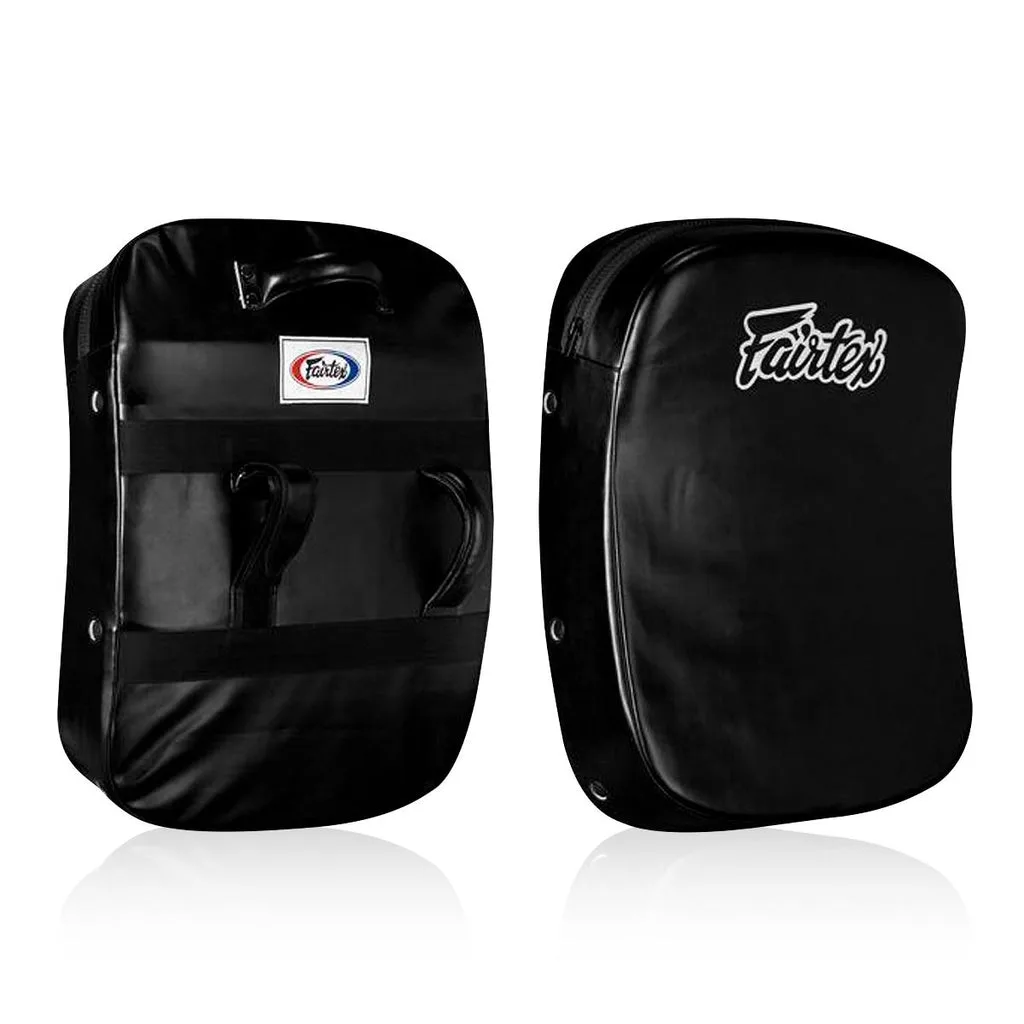 Черен Fairtex Compact Kick Shield FS3, показан отпред, с ясно видими дръжки и логото на Fairtex.
