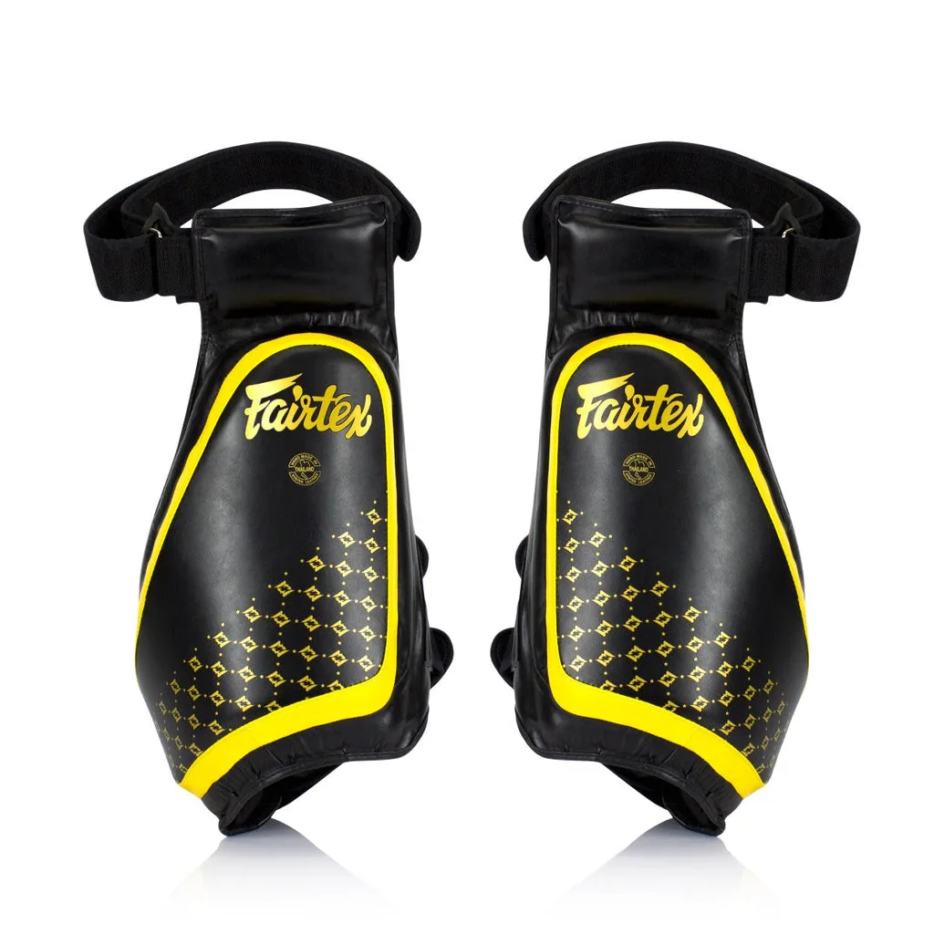 Fairtex Compact Thigh Pads TP4 – черни протектори за бедра, поставени един до друг, показващи компактен дизайн и здрава конструкция