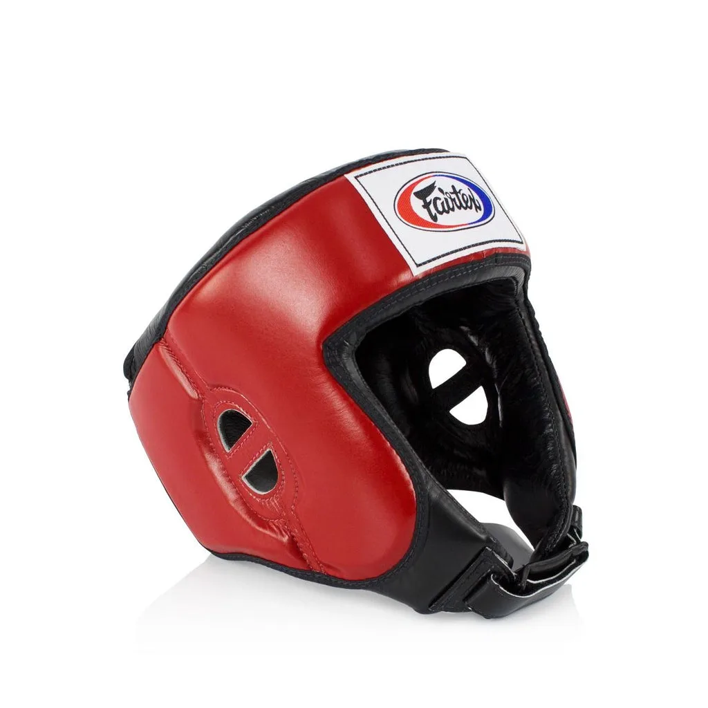 Червен състезателен протектор за глава Fairtex HG9, показан отпред, с ясно видими зони за защита на челото и страните, както и регулируема лента.