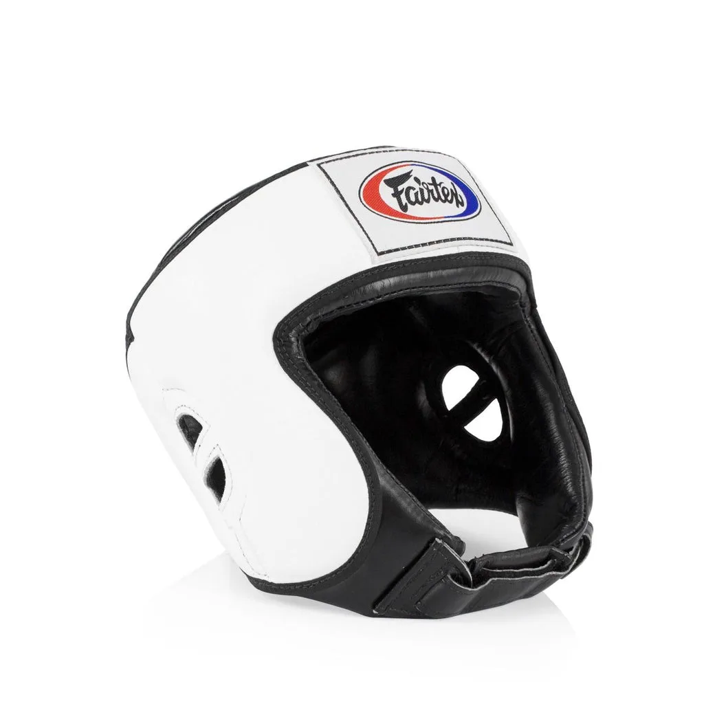 Бял протектор за глава Fairtex Competition Headguard HG9, показан отпред, с ясно видими зони за защита на челото и ушите, както и велкро закопчаване отзад.