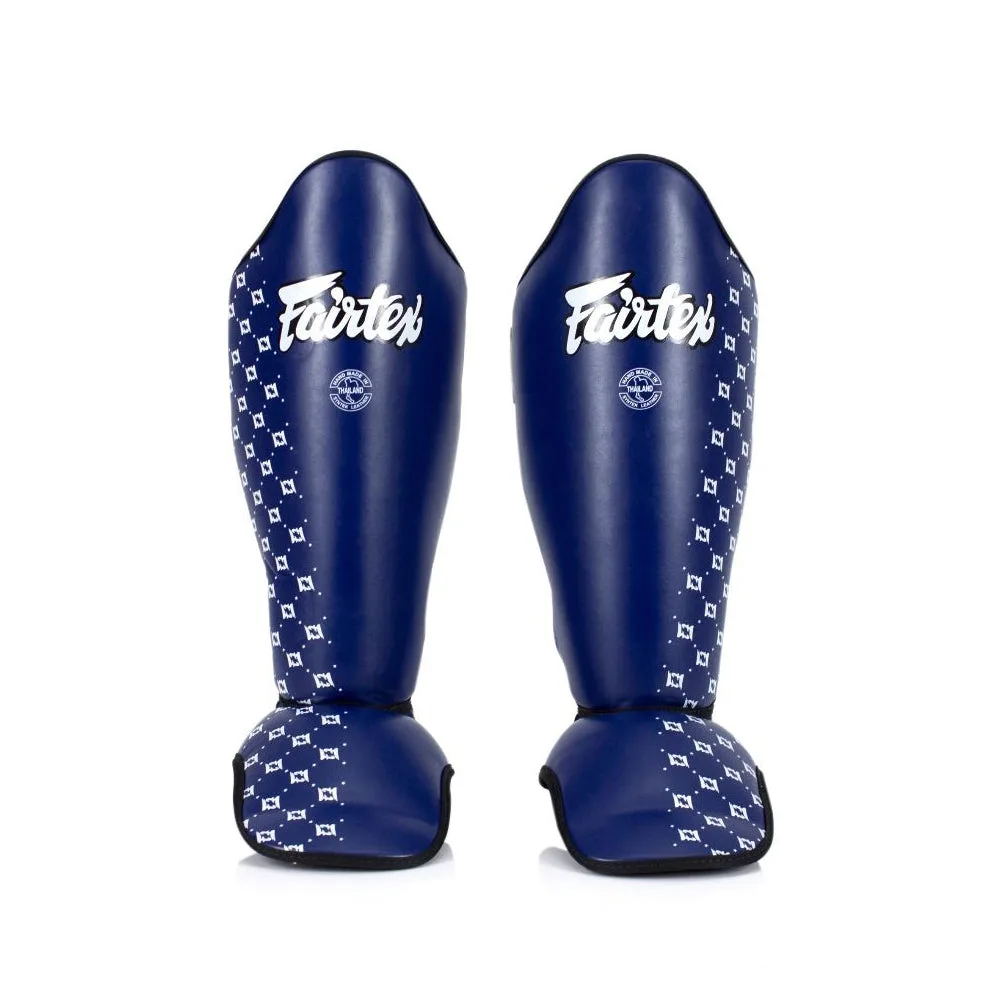 Сини протектори за крака Fairtex Competition Shin Guards SP5, показани отпред