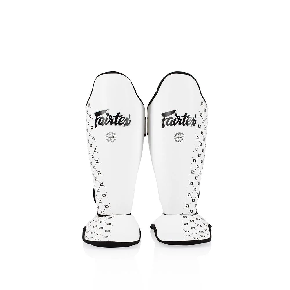 Бели протектори за крака Fairtex Competition Shin Guards SP5, показани отпред, с логото на Fairtex и безшевна конструкция