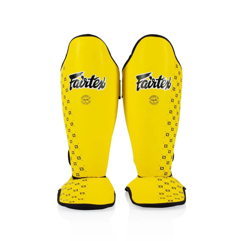 Жълти протектори за крака Fairtex Competition Shin Guards SP5, показани отпред, с ясно видима форма и детайли на марката.