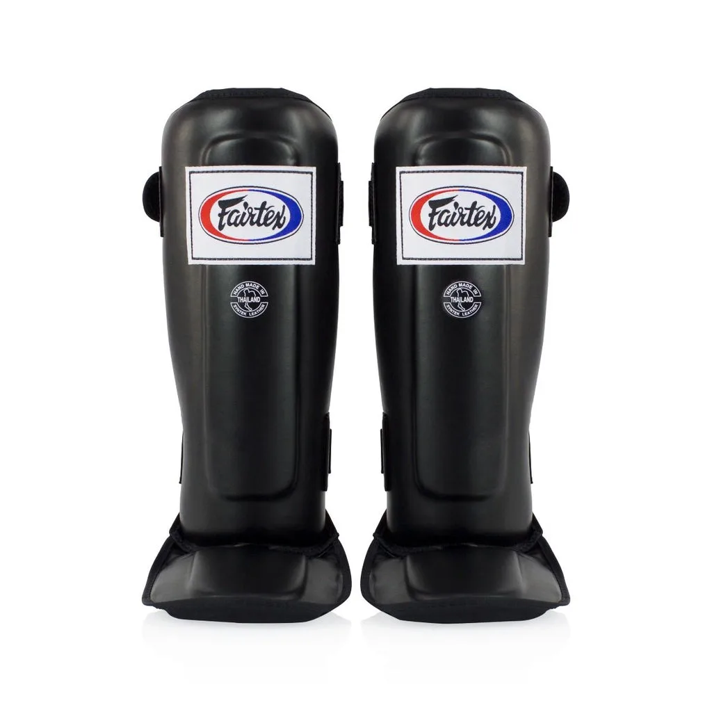 Черни протектори за крака Fairtex Contoured Shin Guards SP3, позиционирани под ъгъл, показващи анатомичната им форма и велкро закопчалките.