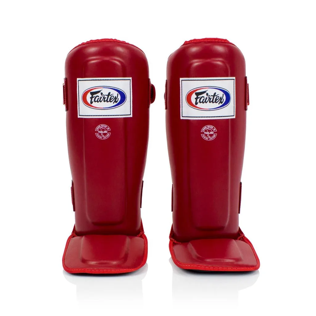 Червени протектори за крака Fairtex Contoured Shin Guards SP3, показани отпред