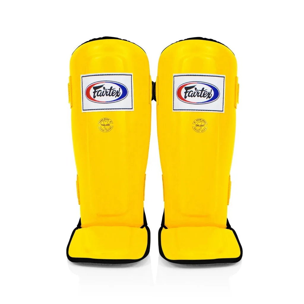 Жълти протектори за крака Fairtex Contoured Shin Guards SP3, поставени един до друг