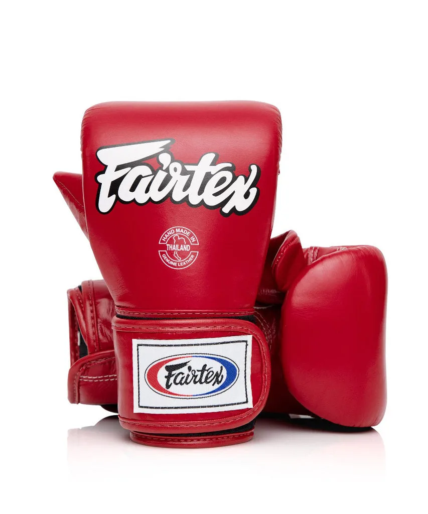 Чифт червени боксови ръкавици Fairtex Cross-Trainer TGT7, поставени една до друга, показващи детайли на дизайна и логото на Fairtex.