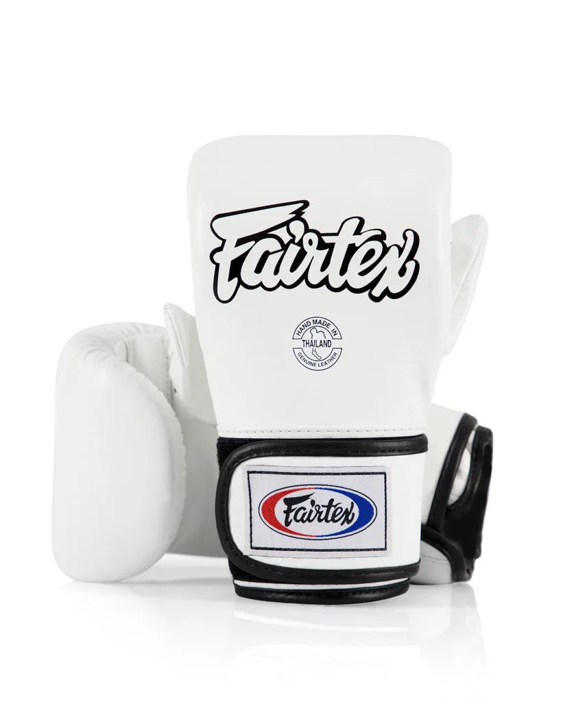 Бели боксови ръкавици Fairtex Cross-Trainer TGT7, изглед отпред, показващи логото на Fairtex и дизайна