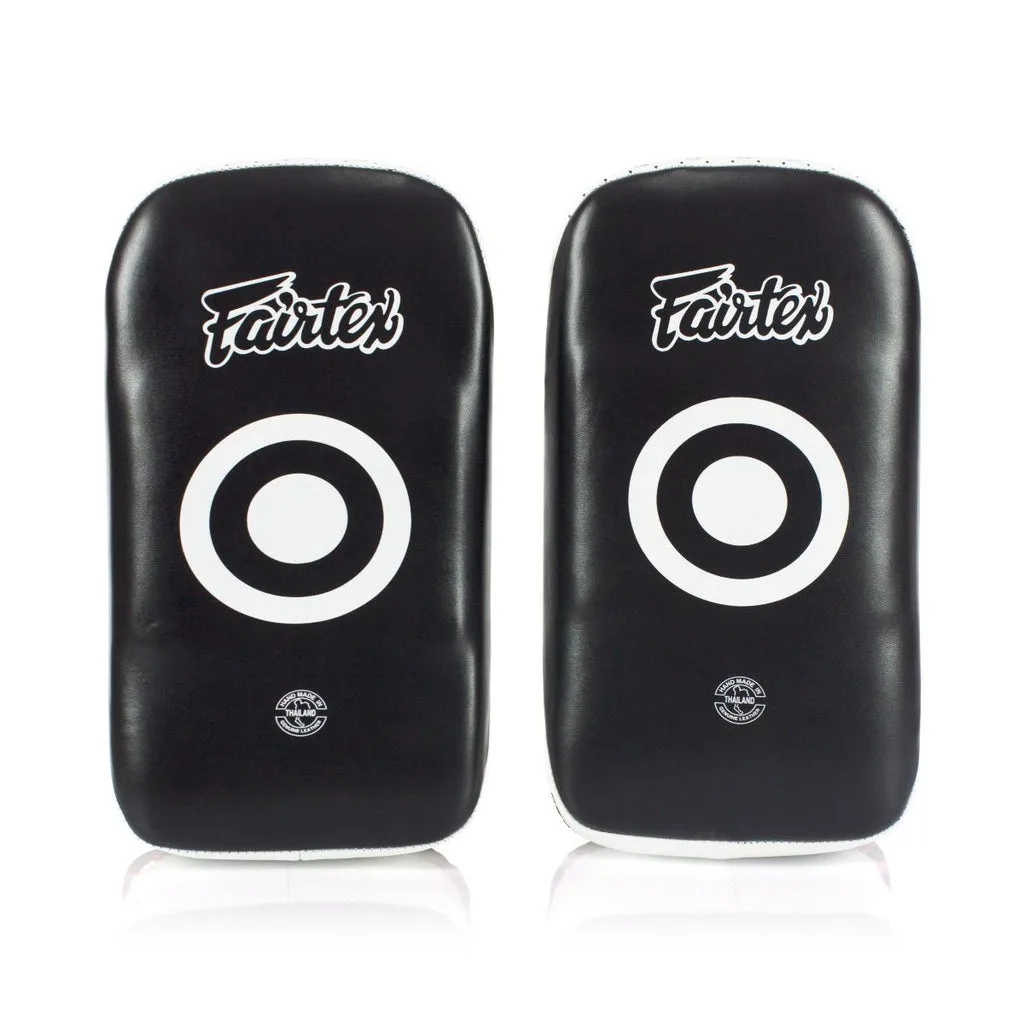 Извити лапи за ритници Fairtex KPLC2 в черно и бяло, показани отпред, с ясно видими лога на Fairtex и детайли на каишките.