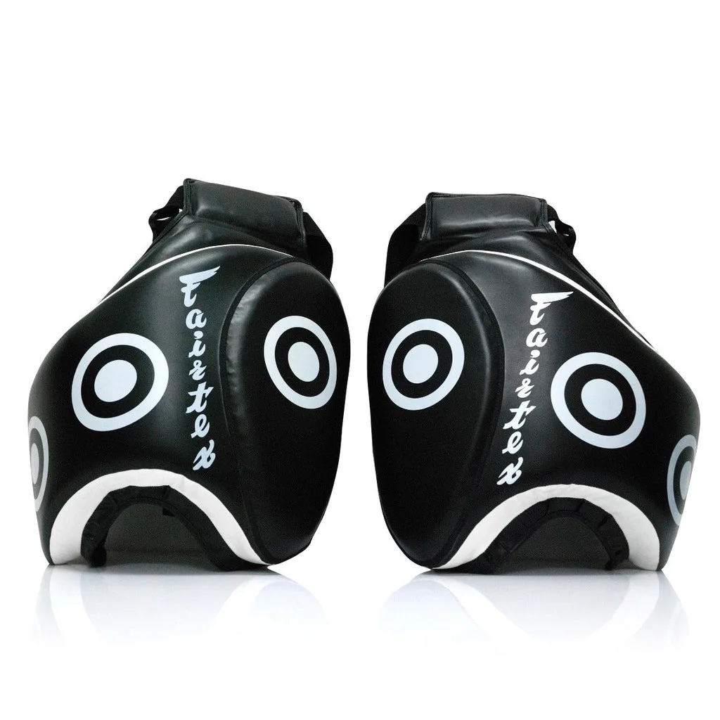 Fairtex Deluxe Thigh Pads TP3 – Черни протектори за бедра с бели точки за прицелване, поставени един до друг