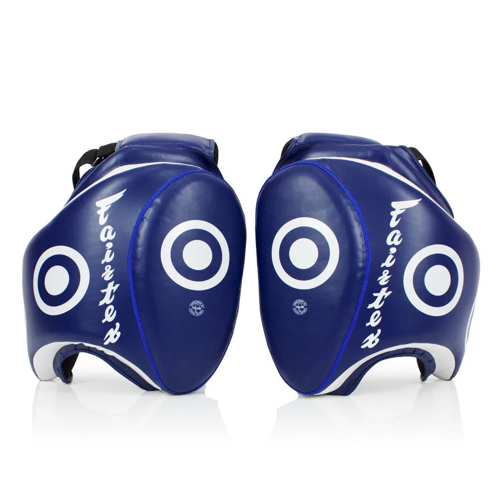 Син чифт протектори за бедра Fairtex Deluxe Thigh Pads TP3 с бели мишени, готови за тренировка по бойни спортове.
