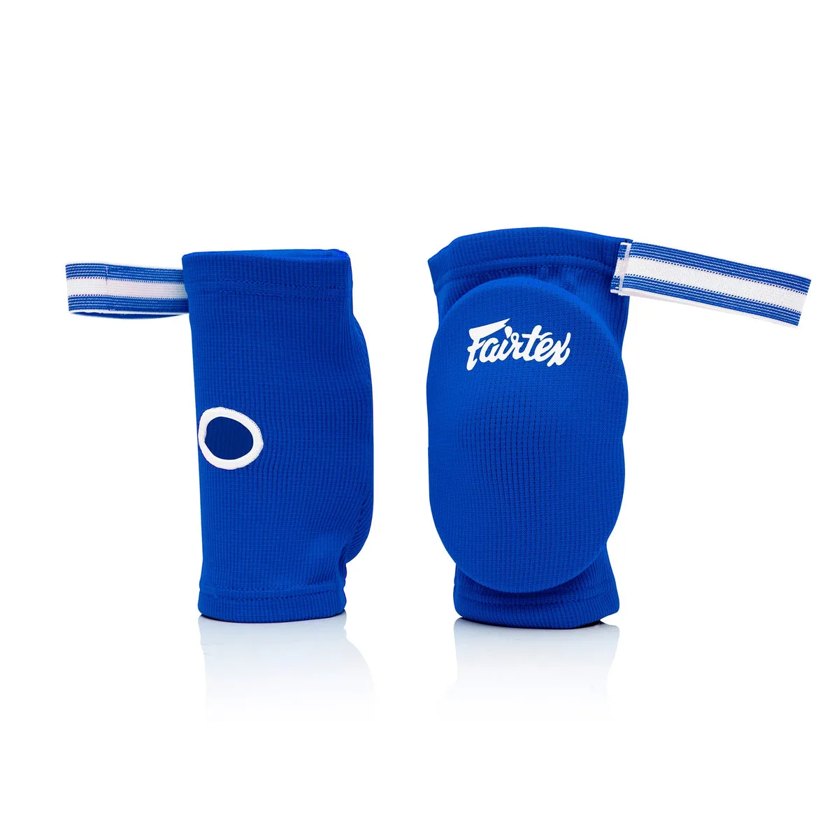 Син протектор за лакът Fairtex Elastic Elbow Pads EBE1, показан отблизо, с логото на Fairtex