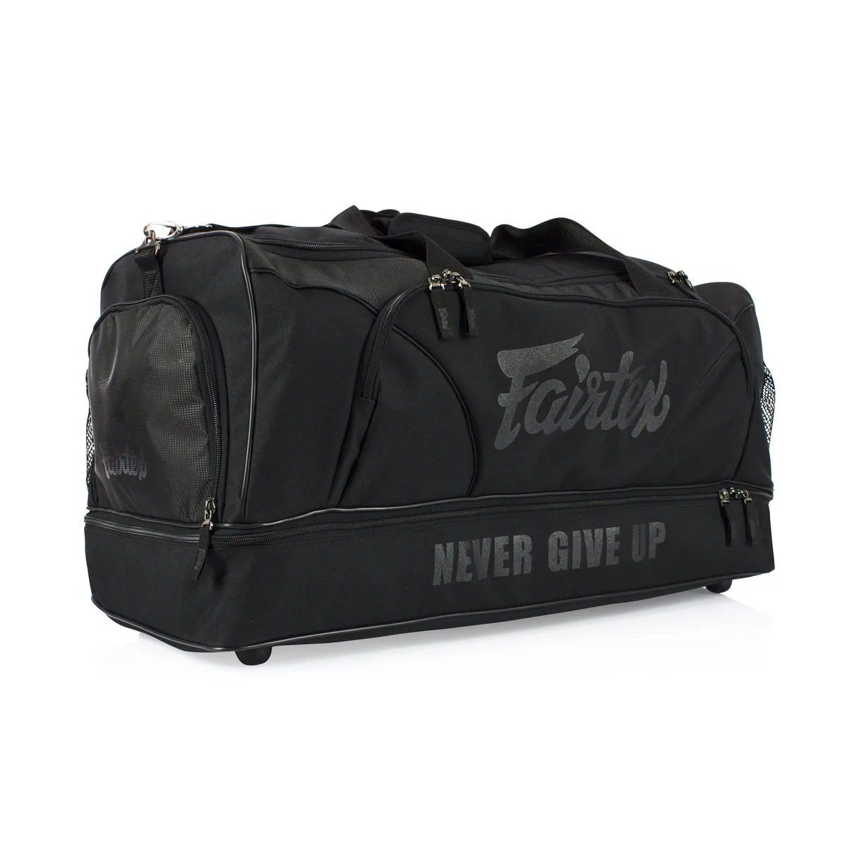 Fairtex Fighter Gym Bag BAG2 в черен цвят, показана отпред, с логото на Fairtex и надпис 'Fighter', демонстрираща просторен дизайн.