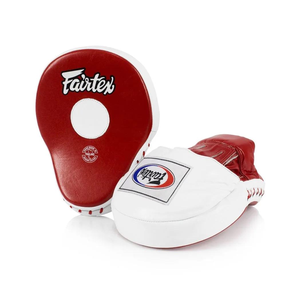 Fairtex Focus Mitts FMV9 в червено и бяло, поставени на бял фон, показващи предната част и детайли на дизайна.