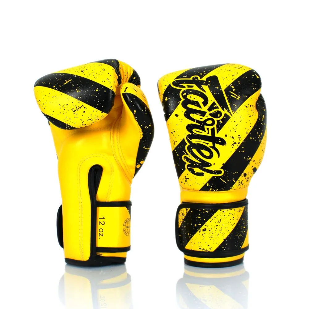 Страничен изглед на жълтите боксови ръкавици Fairtex Grunge BGV14Y, показващ формата и подплатата, с акцент върху дизайна.