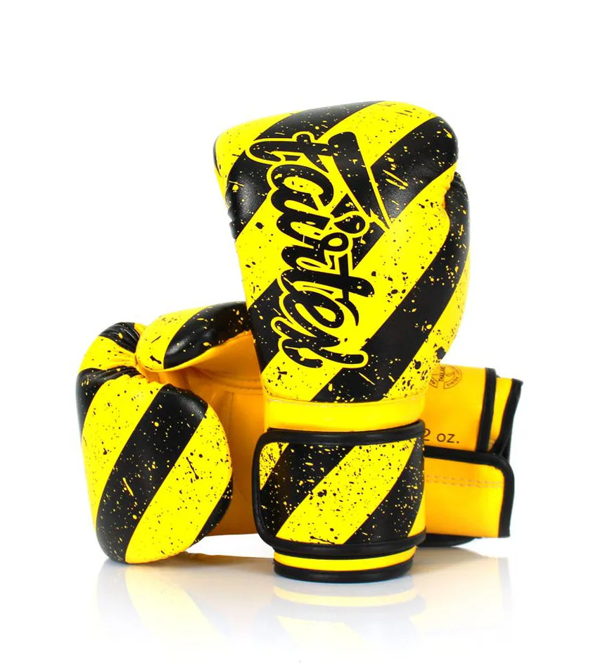 Жълти боксови ръкавици Fairtex Grunge BGV14Y, представени отпред, с ясно видими черни райета и логото на Fairtex.
