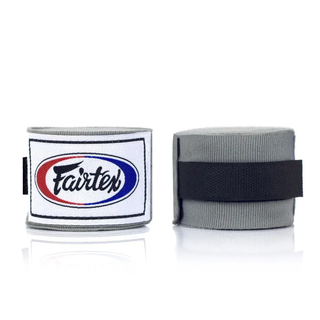 Сиви бинтове за ръце Fairtex HW2, сгънати и поставени един върху друг, с логото на Fairtex ясно видимо.