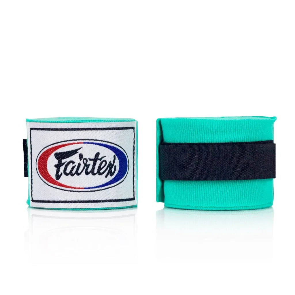 Fairtex HW2 бинтове за ръце в цвят Mint, сгънати и поставени върху равна повърхност, показващи логото на Fairtex.