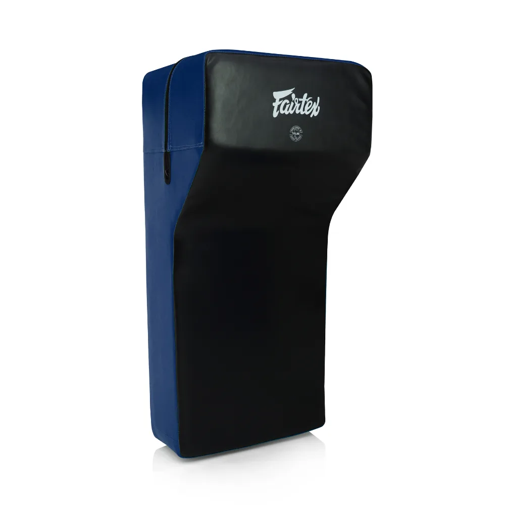 Fairtex Handheld Pad FS6 в черно и синьо, показан отстрани, готов за тренировка