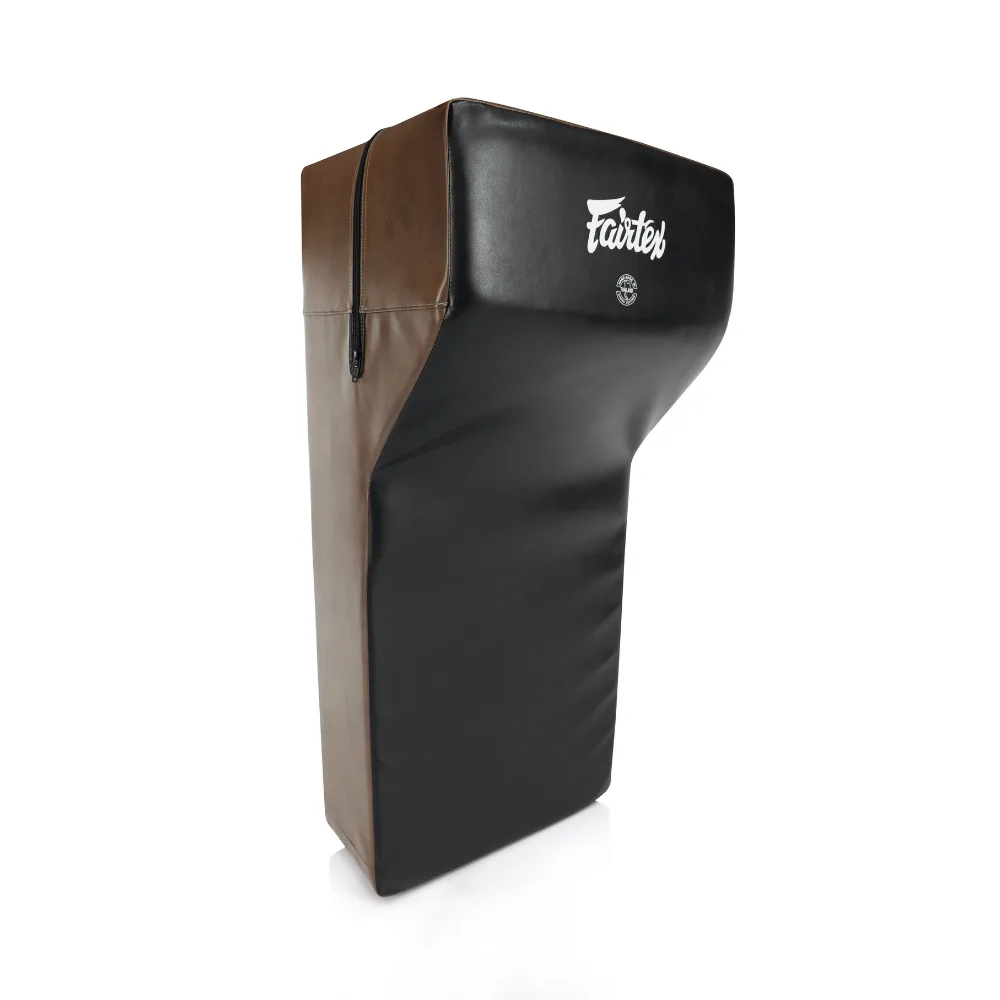 Fairtex Handheld Pad FS6 в черно и кафяво, показан отпред, с акцент върху дизайна и удобния захват.